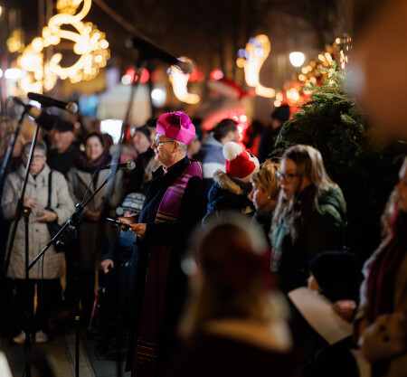 A doua lumânare de pe coroana de Advent a fost aprinsă azi