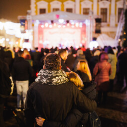 Colindele au răsunat la scena din centrul istoric al orașului, la Târgul de Crăciun