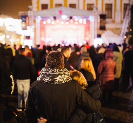 Gyönyörű karácsonyi dallamokkal töltötte meg a régi központot és a karácsonyi vásárt az Argus Együttes