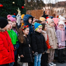 Colindători la bradul Crăciunului – Tradiție și emoție în inima Târgului de Crăciun