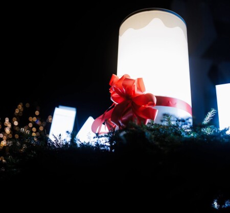 Adventi gyertyagyújtás: minden vasárnap várjuk Önöket a város adventi koszorújánál!