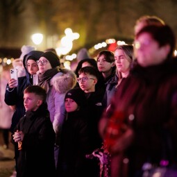 Ezen a varázslatos estén csodás előadásokkal és énekekkel örvendeztették meg a Szatmárnémeti Karácsonyi Vásár közönségét a fellépők