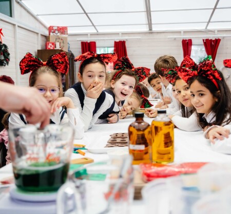 Învită cu drag școlile și grădinițele să se înscrie la Atelierele Moșului din cadrul Târgului de Crăciun