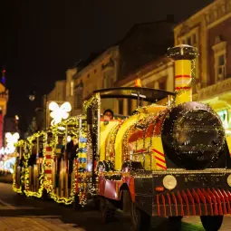 În curând ne bucurăm împreună de spectacolul de lumini al Târgului de Crăciun!