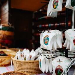 Várjuk azon helyi kézművesek és termelők jelentkezését, akik részt szeretnének venni a szatmárnémeti Márciuskavásáron