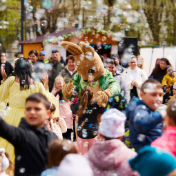 Veselie mare în rândul copiilor la întâlnirea cu Zâna Primăverii și Iepurașul Țup-Țup!