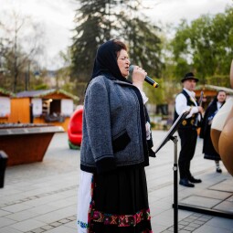 Concert înălțător de pricesne, susținut azi de interpreta Rafila Bărbos la Târgul de Paște din Satu Mare