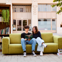 Lectura e inspirație. Citește. Îți stă bine!
